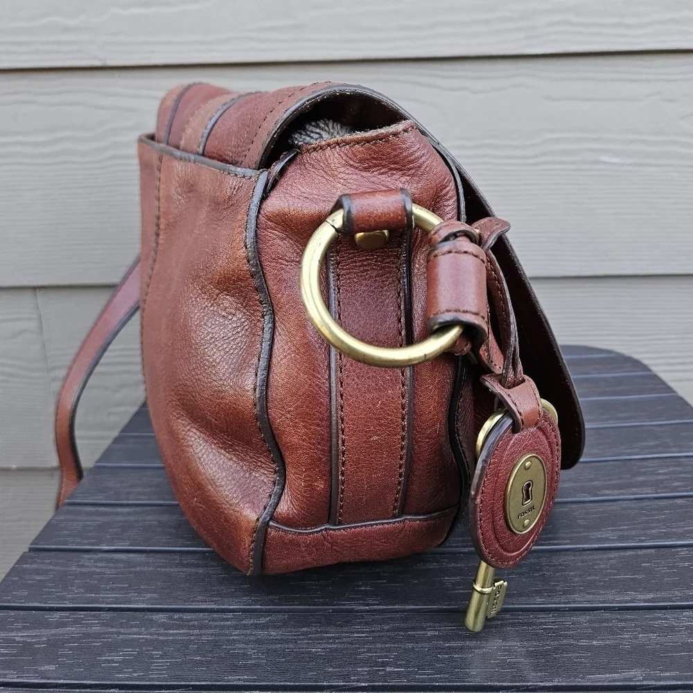 Fossil Vintage Crossbody Brown Leather Crossbody Bag Key Charm Flap Purse Bag